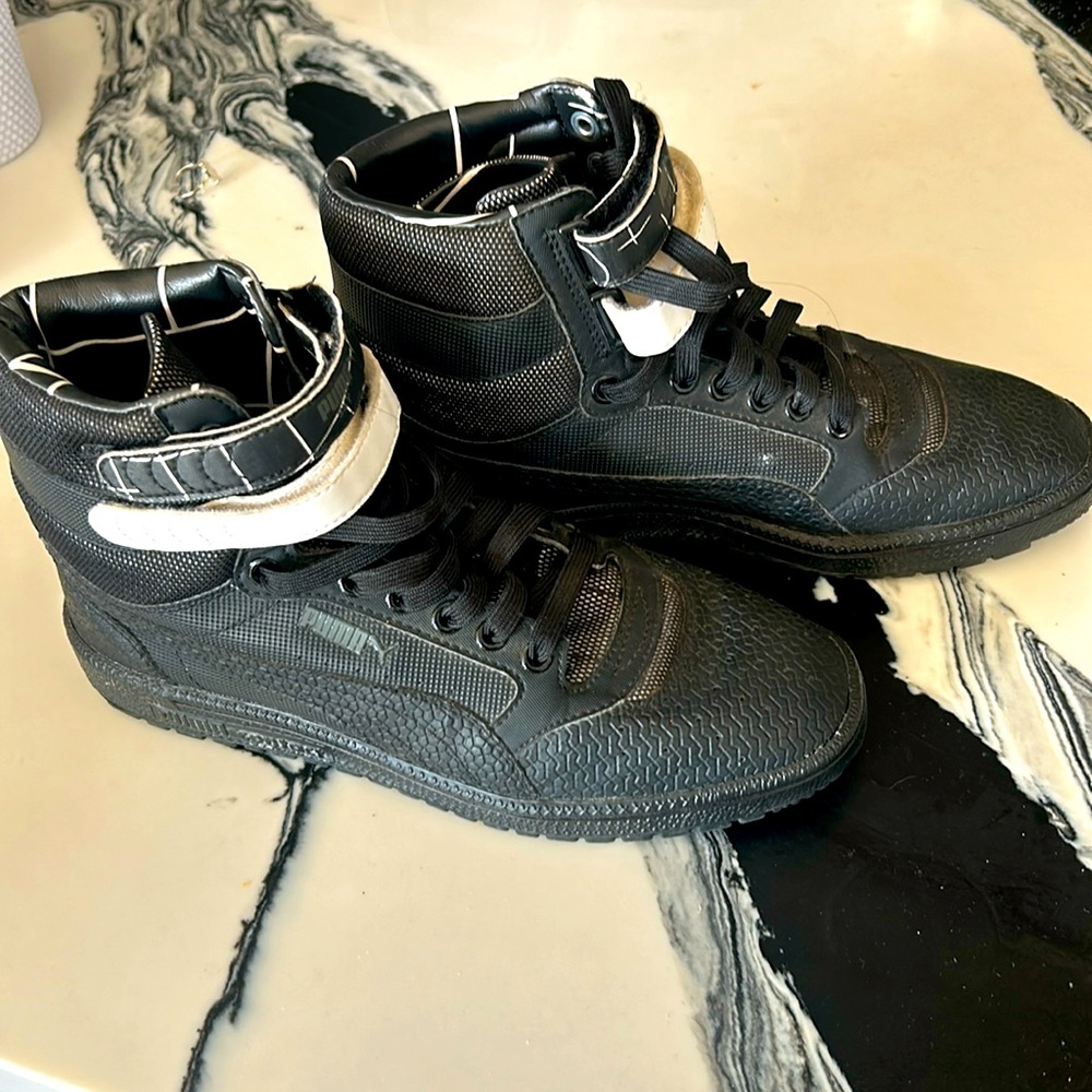 Pumas sky sneakers in black with white straps